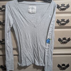Abercrombie & Fitch Light Gray V-Neck Long Sleeve Tee with Sleeve Logo
